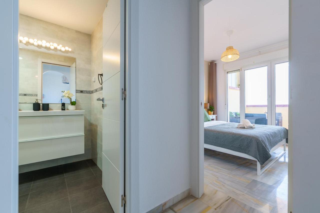 Chic Beachfront Flat With Amazing Sea Views And Private Indoor Parking Benalmádena Exterior foto