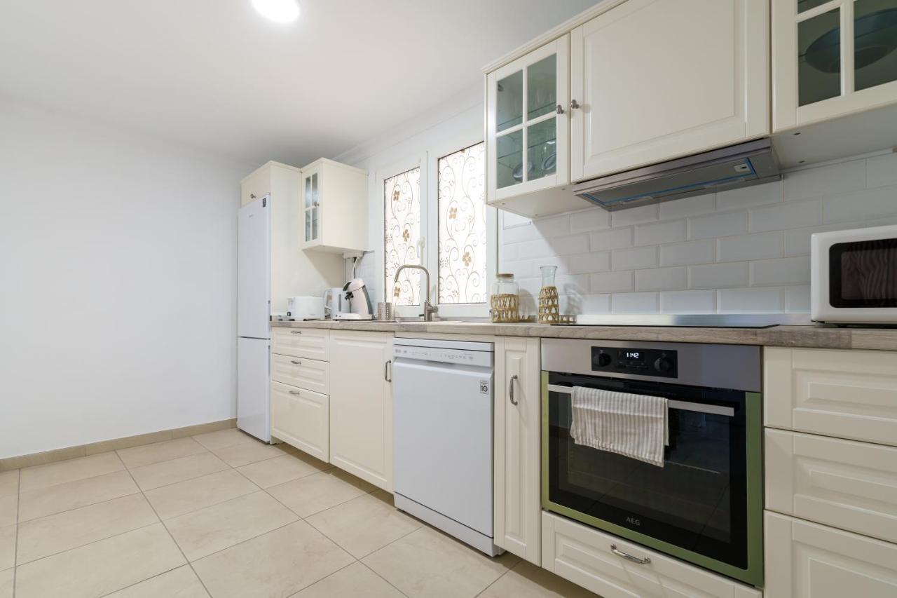 Chic Beachfront Flat With Amazing Sea Views And Private Indoor Parking Benalmádena Exterior foto