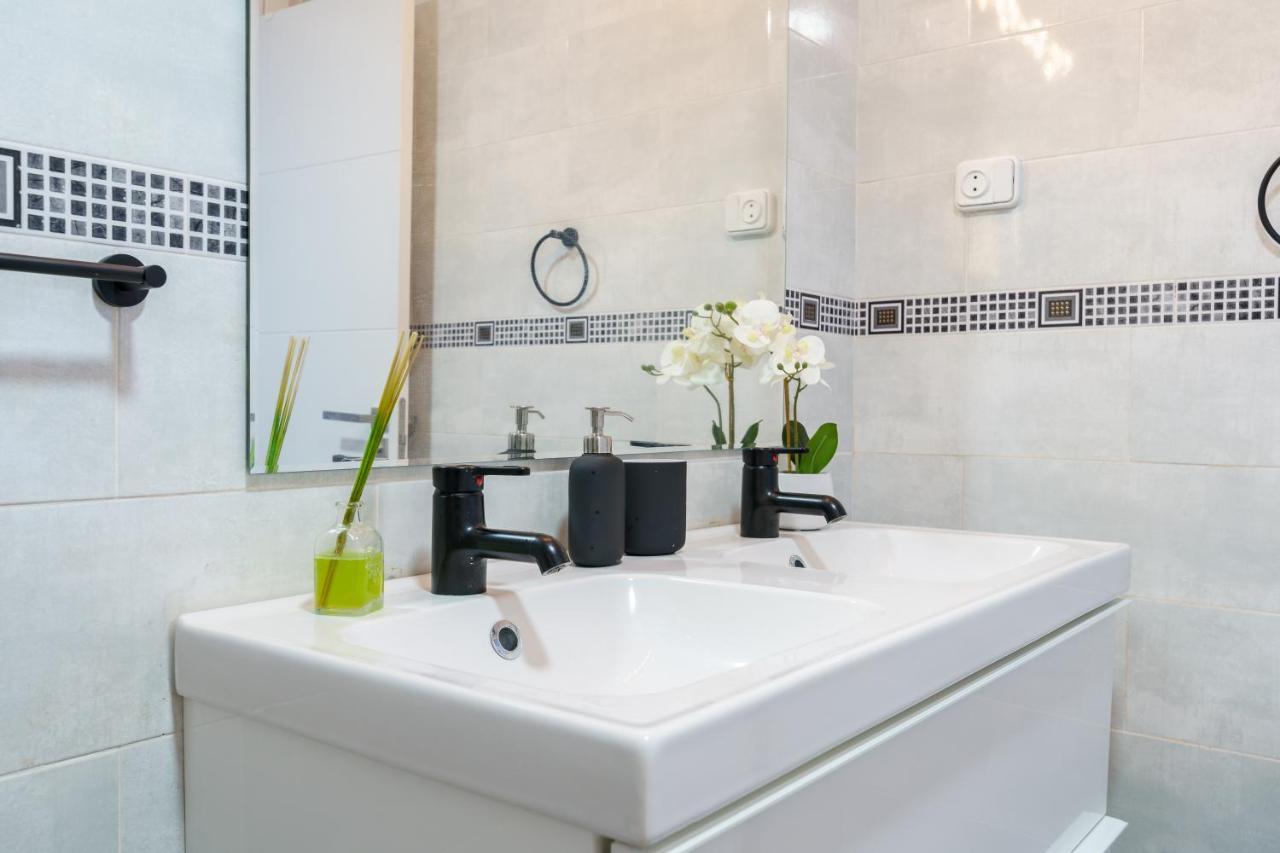Chic Beachfront Flat With Amazing Sea Views And Private Indoor Parking Benalmádena Exterior foto